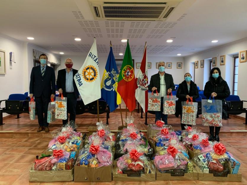 Rotary Club de Fátima oferece cabazes à Junta de Freguesia para distribuição da Comissão Social