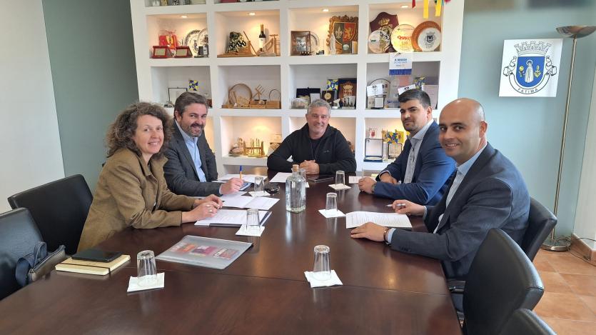 Dísticos de circulação condicionada apoiam Escola de Educação Especial “Os Moinhos”